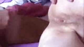 Vitka djevojka Tiny Tina pokazuje striptiz i masturbira macu
