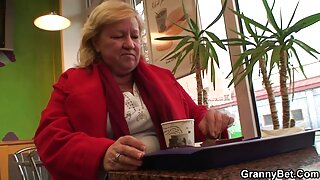 Pohotna tinejdžerka crnka s velikim dupetom teško je napadnuta s leđa
