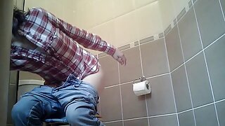 Gruda tamnokosa seksualna lutka dobiva svoju vruću vaginu grubo tučena u bočnoj pozi