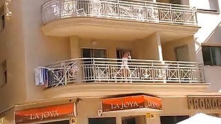 Četvorooka drolja pokazuje koliko dobro zna sisati kurac. Domaći video