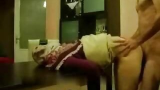 Navrnutu i napaljenu indijsku kučku sa seksi tijelom bockaju