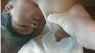 Nezasita ljubavnica jebe kurvoplavu zrelu dildo